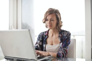 Vrouw werkt op laptop